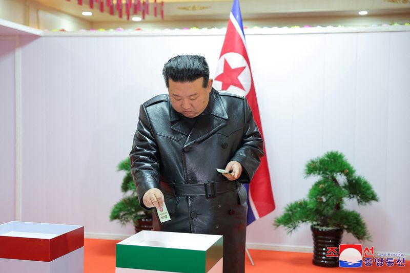 &copy; Reuters. زعيم كوريا الشمالية كيم جونج أون يدلي بصوته خلال الانتخابات المحلية في مقاطعة يونجيانج الجنوبية بكوريا الشمالية يوم الثلاثاء.صورة لرويترز 