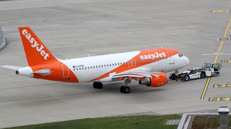 &copy; Reuters. طائرة تابعة لشركة طيران إيزي جت في مطار زوريخ بسويسرا في صورة من أرشيف رويترز.
