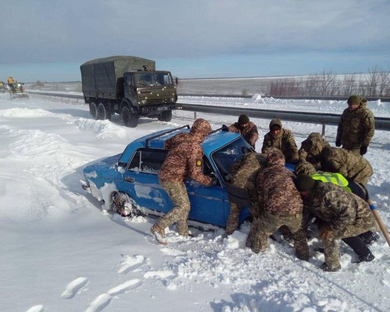 © Reuters. Ukrainian service members release a car which is stuck in snow following a heavy snowstorm in Odesa region, Ukraine, in this handout picture released November 28, 2023. Press Service of the Operation Command 'South' of the Ukrainian Armed Forces/Handout via REUTERS