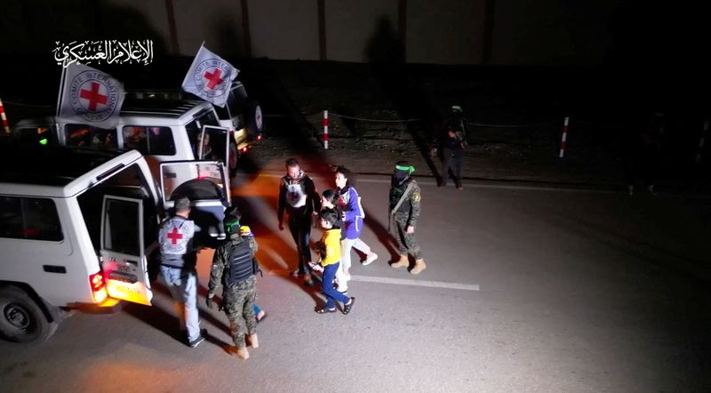 &copy; Reuters. Photo d'archives des otages enlevés par des hommes armés du Hamas lors de l'attaque du 7 octobre contre Israël qui sont remis par des militants du Hamas aux membres du Comité international de la Croix-Rouge. /Photo prise le 27 novembre 2023/REUTERS/Ha