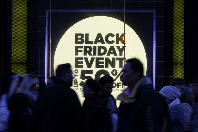 © Reuters. FILE PHOTO: Shoppers walk along Oxford Street on Black Friday in London, Britain November 24, 2023. Reuters/Hollie Adams/File Photo