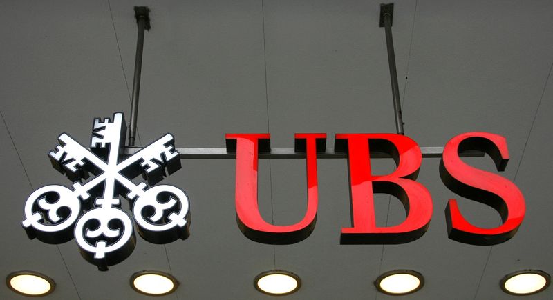 &copy; Reuters. FILE PHOTO: A logo is pictured on the Swiss bank UBS headquarters in Zurich August 12, 2008./File Photo