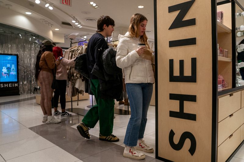 &copy; Reuters. Photo d'archives des gens près de la boutique éphémère Shein Holiday à l'intérieur de Times Square. /Photo prise le 10 novembre 2023 à New York, Etats-Unis/REUTERS/David 'Dee' Delgado
