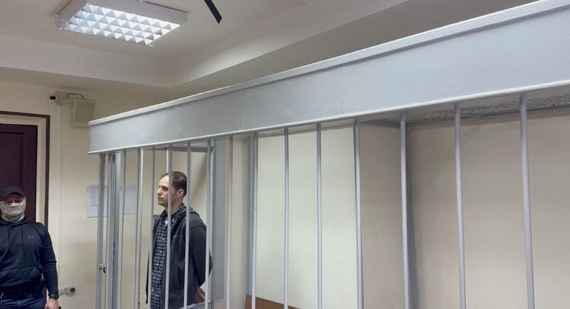 &copy; Reuters. مراسل وول ستريت جورنال إيفان جيرشكوفيتش خلال جلسة استماع في المحكمة بشأن تمديد فترة الحبس الاحتياطي بتهم التجسس في موسكو يوم الثلاثاء. صورة