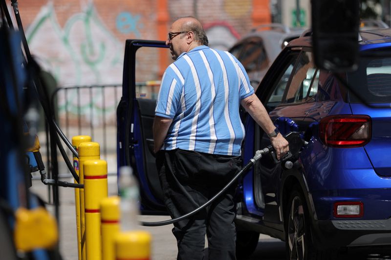 &copy; Reuters. Una persona fa benzina in un veicolo presso una stazione di servizio a Manhattan, New York City, Stati Uniti, 11 agosto 2022. REUTERS/Andrew Kelly/File Photo