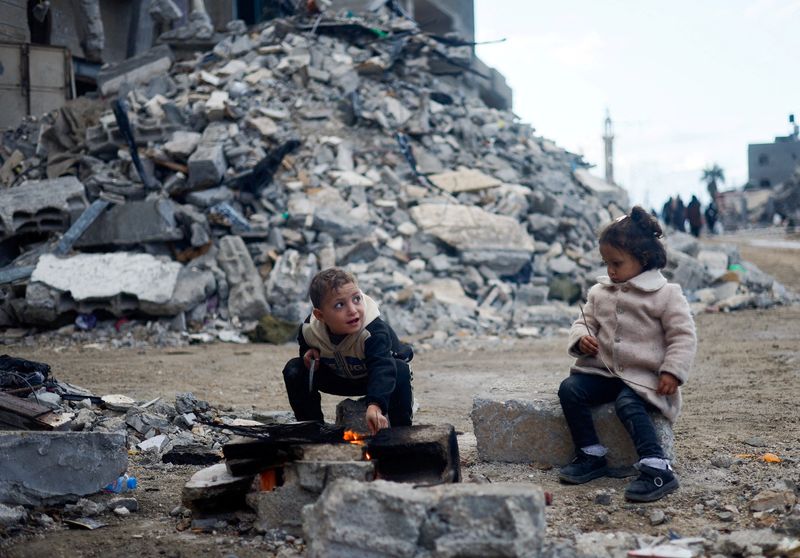 &copy; Reuters. Crianças palestinas perto de escombros de casa atingida por ataque israelense em Khan Younis, no sul da Faixa de Gaza
27/11/2023 REUTERS/Mohammed Salem