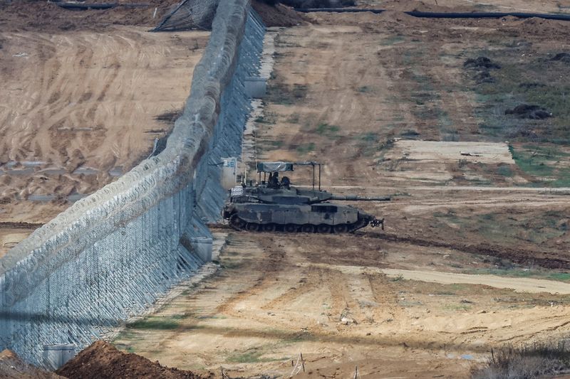 &copy; Reuters. Un tanque israelí Merkava maniobra cerca de la frontera entre Israel y Gaza, en medio de la tregua temporal entre Hamás e Israel, visto desde el sur de Israel, 28 de noviembre de 2023. REUTERS/Alexander Ermochenko