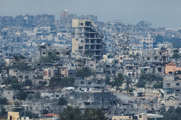 &copy; Reuters. View of destroyed buildings in Gaza hit in Israeli strikes during the conflict, amid the temporary truce between Hamas and Israel, as seen from southern Israel, November 28, 2023. REUTERS/Alexander Ermochenko