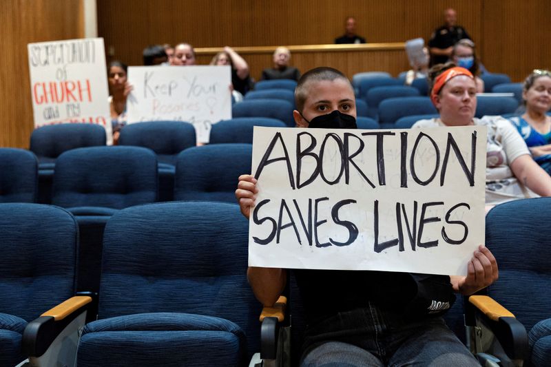 © Reuters. A few abortion rights demonstrators remain in the crowd after hours of public comments and discussion as Denton’s city council meets to vote on a resolution seeking to make enforcing Texas’ trigger law on abortion a low priority for its police force, in Denton, Texas, June 28, 2022. REUTERS/Shelby Tauber