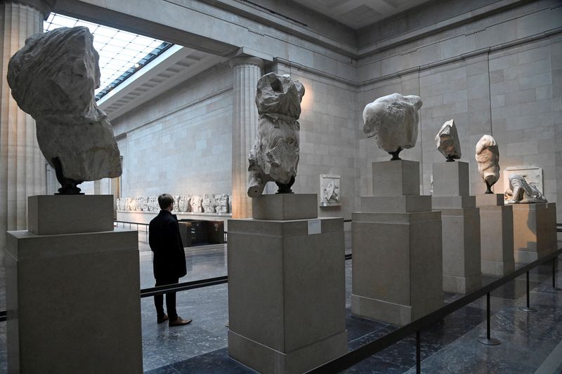 &copy; Reuters. FOTO DE ARCHIVO. Un empleado observa ejemplares de las esculturas del Partenón, a veces conocidas en Reino Unido como los Mármoles de Elgin, expuestas en el Museo Británico de Londres, Reino Unido. 25 de enero de 2023. REUTERS/Toby Melville