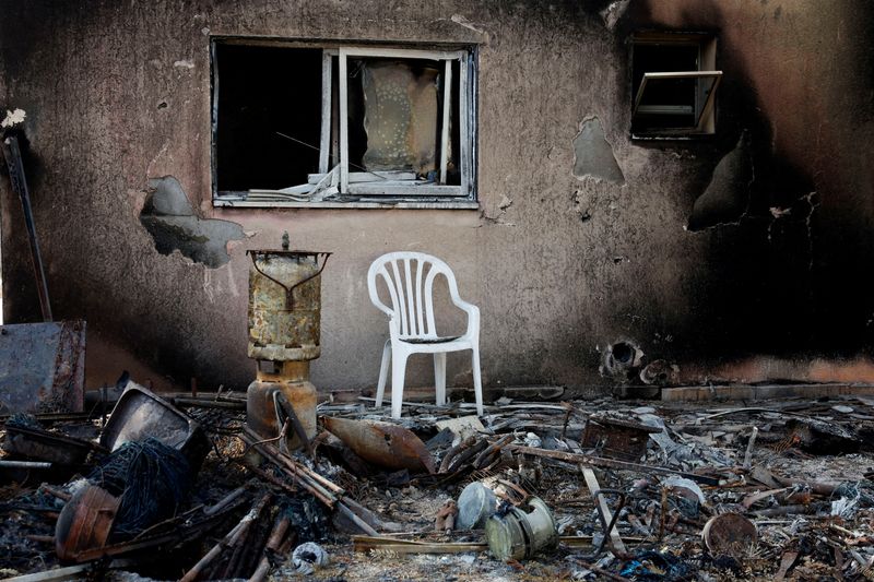 &copy; Reuters. FOTO DE ARCHIVO: Una vista muestra una casa destruida acribillada a balazos, tras el mortal ataque del 7 de octubre por hombres armados de Hamás desde la Franja de Gaza, en el kibutz Kfar Aza, sur de Israel 2 de noviembre de 2023. REUTERS/Evelyn Hockstei