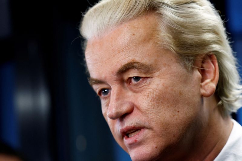 &copy; Reuters. FOTO DE ARCHIVO: El político neerlandés de extrema derecha y líder del partido PVV, Geert Wilders, atiende a la prensa mientras los principales candidatos de los partidos neerlandeses se reúnen por primera vez tras las elecciones, en La Haya, Países 