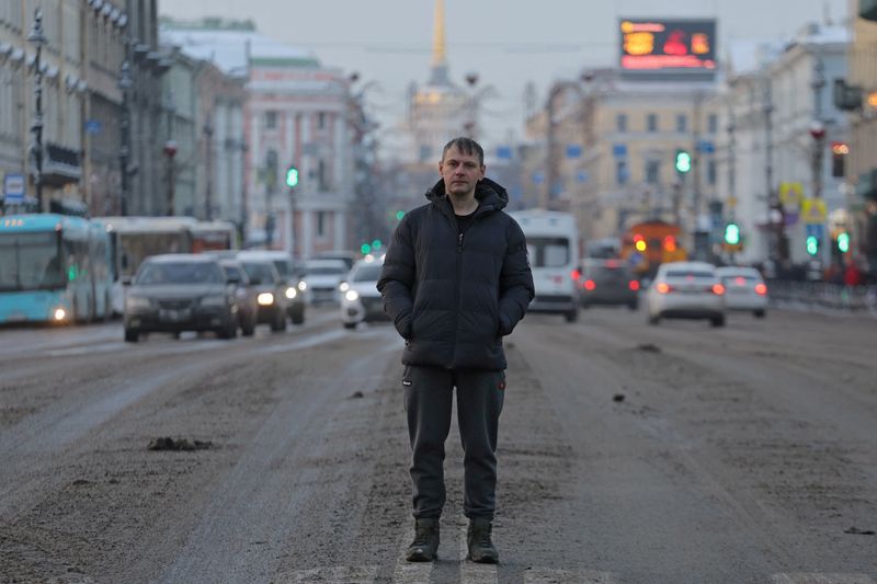 &copy; Reuters. El activista LGTB Alexey Sergeev posa para una foto en San Petersburgo, Rusia. 25 de noviembre de 2023. REUTERS