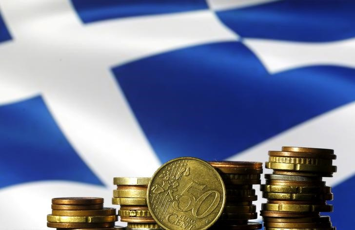 &copy; Reuters. Monete euro di fronte alla bandiera della Grecia. REUTERS/Dado Ruvic/File Photo
