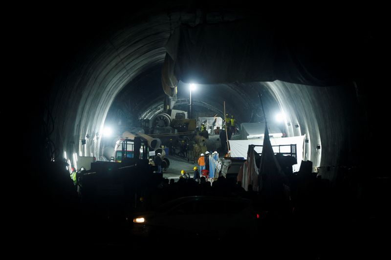 &copy; Reuters. Equipes de resgate trabalham na retirada de operários presos em túnel que desabou em Uttarkashi, na Índia
28/11/2023 REUTERS/Francis Mascarenhas