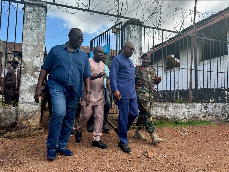 &copy; Reuters. Le vice-président de Sierra Leone, Mohamed Juldeh Jalloh, visite la prison centrale de Pademba Road après que des hommes armés l'ont attaquée, à Freetown. /Photo prise le 27 novembre 2023