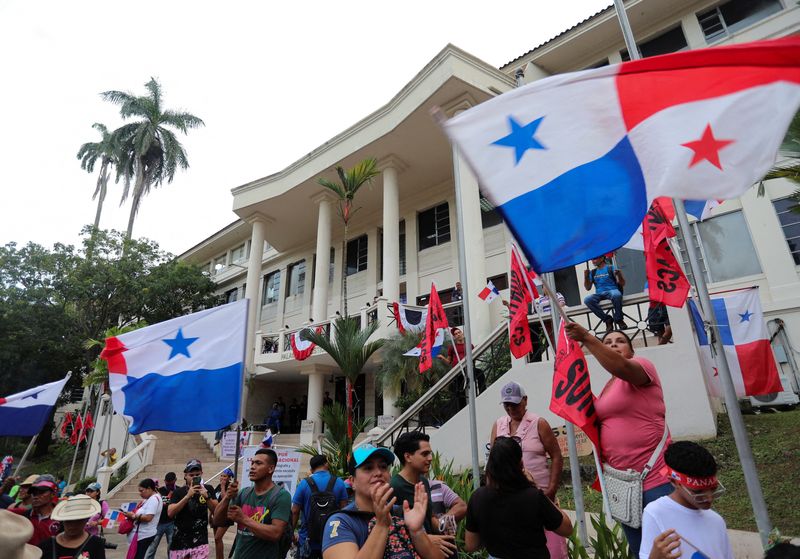 &copy; Reuters. FILE PHOTO: Anti-mining activists gather outside Panama's top court where deliberations started to rule on several constitutional challenges to First Quantum Minerals' FM.TO contract for the Cobre Panama mine, in Panama City, Panama November 25, 2023. REU