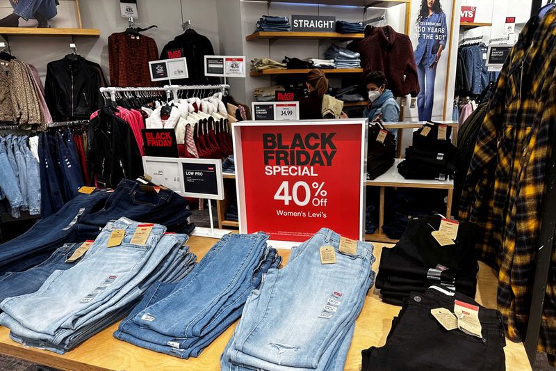 &copy; Reuters. FILE PHOTO: Shoppers look at clothes during Black Friday deals at Macy’s department store at the Roosevelt Field mall in Garden City, New York, U.S., November 24, 2023.  REUTERS/Shannon Stapleton/File Photo