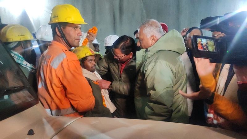 &copy; Reuters. Uno de los trabajadores atrapados es examinado después de ser rescatado del sitio del túnel colapsado en Uttarkashi, en el estado norteño de Uttarakhand, India, el 28 de noviembre de 2023. Oficial de información del distrito de Uttarkashi/Distribuida 