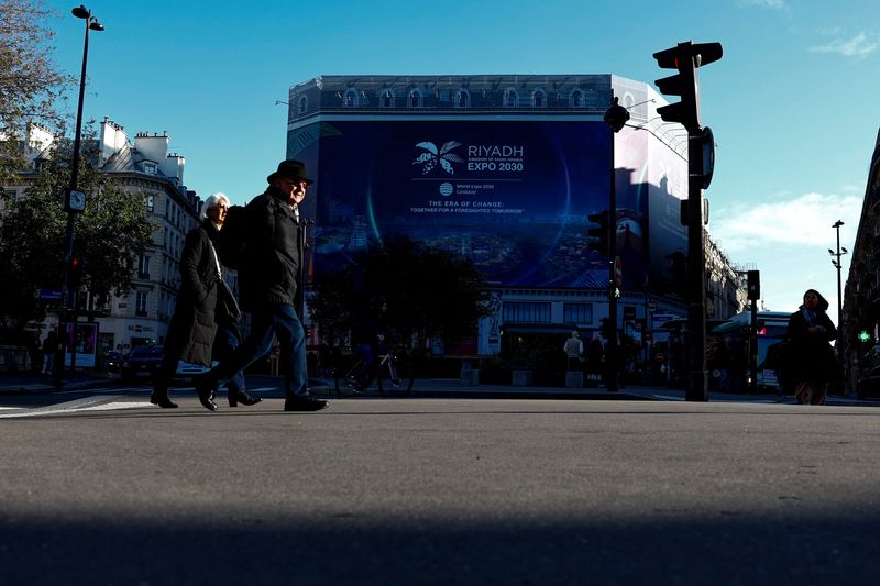 © Reuters. لافتة إعلانية ضخمة تعلن الرياض عاصمة السعودية مشرحة لاستضافة معرض إكسبو العالمي لعام 2030 في باريس حيث انتخبت الدول الأعضاء في المكتب الدولي للمعارض الدولة المضيفة للمعرض في فرنسا يوم 25 نوفمبر تشرين الثاني 2023. تصوير: جونسالو فوينتس - رويترز. 