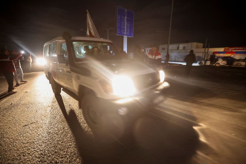&copy; Reuters. سيارة تابعة للصليب الأحمر تحمل رهائن، احتجزتهم حماس في السابع من أكتوبر تشرين الثاني، تصل إلى معبر رفح بجنوب قطاع غزة يوم الثلاثاء. تصوير: إ
