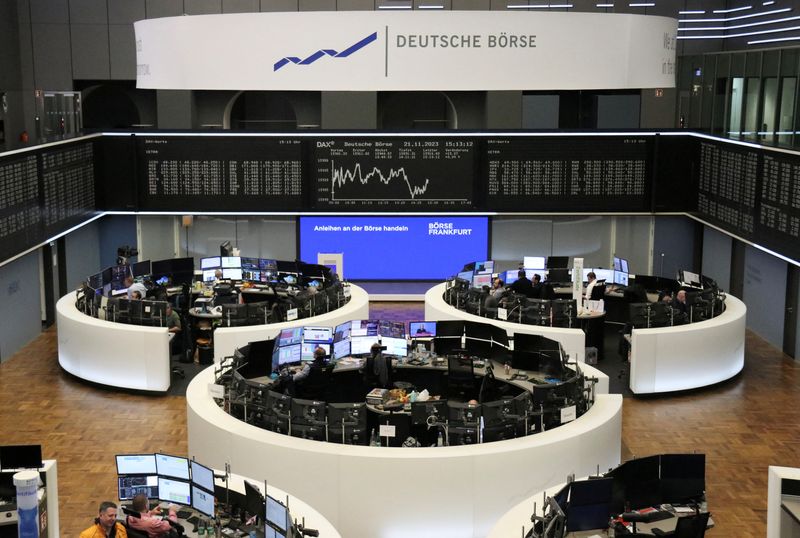 &copy; Reuters. شاشات تعرض بيانات مؤشر داكس الألماني في بورصة فرانكفورت يوم الاثنين. تصوير: رويترز.