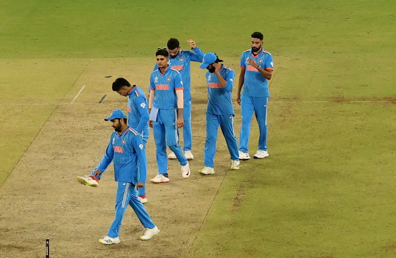 © Reuters. Jogadores indianos após perderem a final da Copa do Mundo de Críquete para a Austrália 
19/11/2023
REUTERS/Andrew Boyers