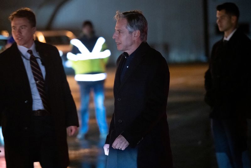 &copy; Reuters. El secretario de Estado estadounidense Antony Blinken desembarca de su avión a su llegada al aeropuerto de Bruselas, en Bruselas, Bélgica, el 27 de noviembre de 2023, mientras viaja a una reunión de ministros de Asuntos Exteriores de la OTAN.     SAUL 
