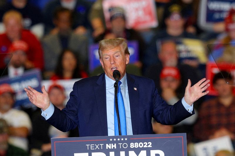 &copy; Reuters. FILE PHOTO: Republican presidential candidate and former U.S. President Donald Trump speaks during a campaign rally in Claremont, New Hampshire, U.S., November 11, 2023. REUTERS/Brian Snyder\/File Photo