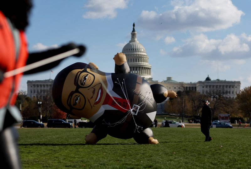 &copy; Reuters. Manifestantes pedem cassação do deputado George Santos, representado em um boneco gigante, em frente ao Congresso dos EUA
28/11/2023
REUTERS/Leah Millis
