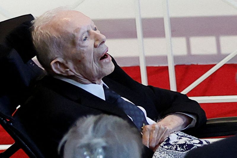 &copy; Reuters. الرئيس الأمريكي الأسبق جيمي كارتر خلال مراسم  تأبين زوجته الراحلة روزالين في كنيسة جلين ميموريال الميثودية المتحدة بأتلانتا في ولاية جورجي