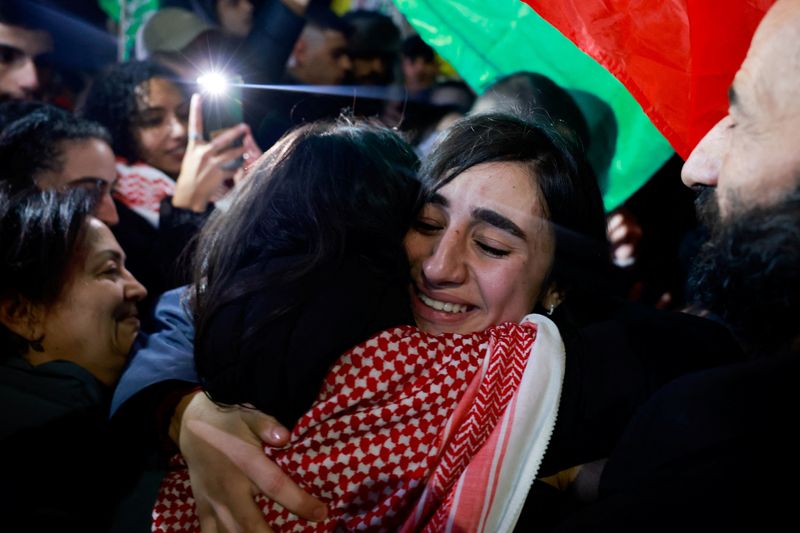 &copy; Reuters. Pessoas se abraçam depois que presos palestinos são libertados como parte de um acordo de troca de reféns-presos entre o Hamas e Israel, em Ramallah, na Cisjordânia ocupada por Israel
28/11/2023
REUTERS/Ammar Awad
