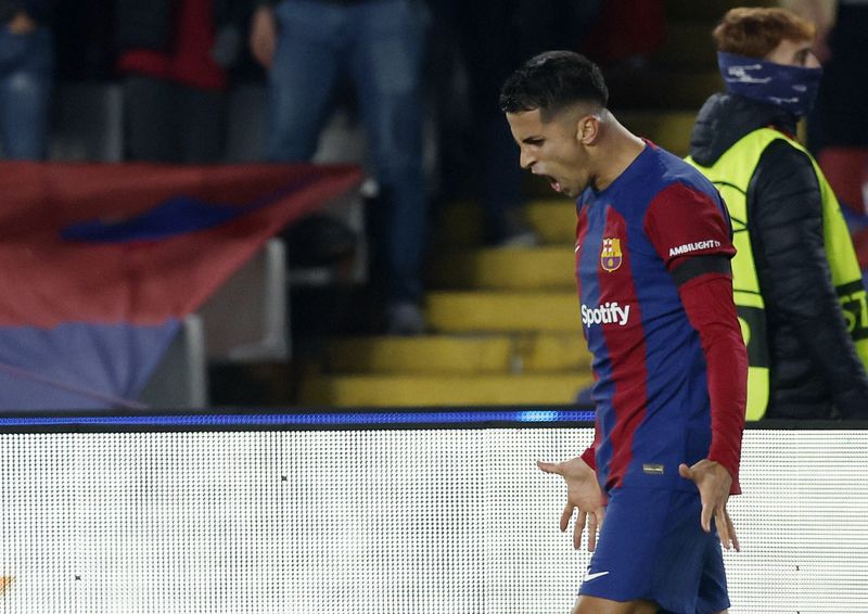 &copy; Reuters. جواو كانسيلو لاعب برشلونة عند تسجيله الهدف الأول خلال مباراة فريقه أمام بورتو في دوري أبطال أوروبا في برشلونة بإسبانيا يوم الثلاثاء. تصوير: 