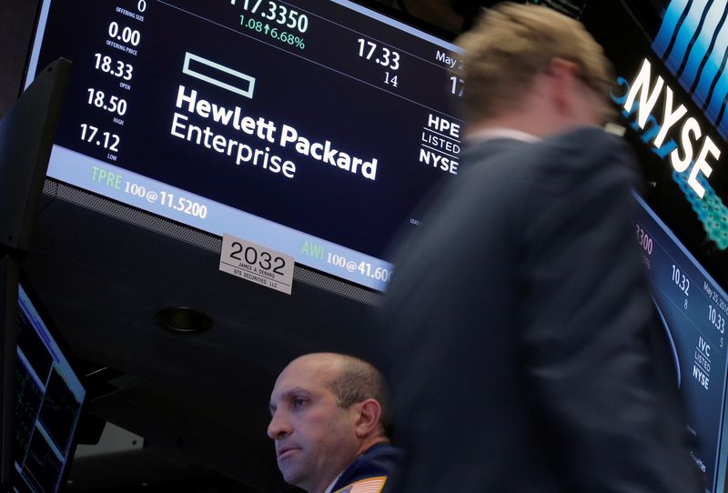 © Reuters. A trader passes by the post where Hewlett Packard Enterprise Co., is traded on the floor of the New York Stock Exchange (NYSE) in New York City, U.S., May 25, 2016.  REUTERS/Brendan McDermid/File Photo