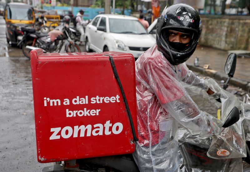 &copy; Reuters. FILE PHOTO: A delivery worker of Zomato, an Indian food-delivery startup, prepares to leave to pick up an order from a restaurant in Mumbai, India, July 13, 2021. REUTERS/Francis Mascarenhas/File Photo