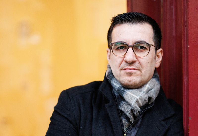 &copy; Reuters. Jian Omar, a German politician of Kurdish-Syrian background, poses in front of his constituency office that has been attacked three times since October 7, amid the ongoing conflict between Israel and the Palestinian Islamist group Hamas, in Berlin, German