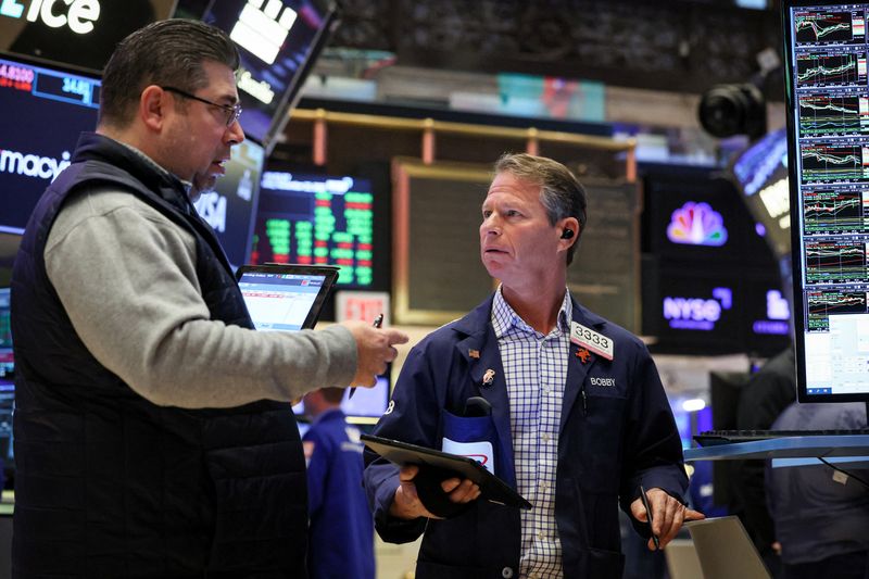 © Reuters. FILE PHOTO: Traders work on the trading floor at the New York Stock Exchange (NYSE) in New York City, U.S., November 22, 2023.  REUTERS/Brendan McDermid/File Photo