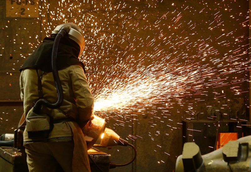 &copy; Reuters. A steel worker grinds a steel cast at ‘Friedrich Wilhelms-Huette (FWH) Stahlguss' steel casting firm in Muelheim an der Ruhr, Germany, April 2, 2022. REUTERS/Thilo Schmuelgen