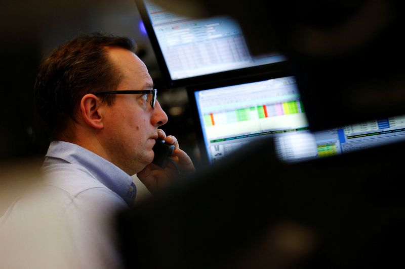 © Reuters. FILE PHOTO: A trader works at his desk at the stock exchange in Frankfurt, Germany, January 21, 2016.  REUTERS/Kai Pfaffenbach/File Photo