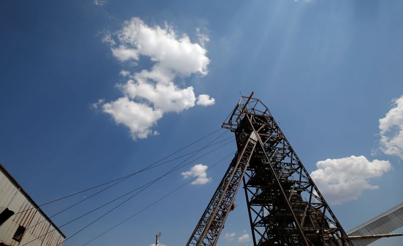 &copy; Reuters. FILE PHOTO: Clouds pass over the pit head at Sibanye Gold's Masimthembe shaft in Westonaria, South Africa, April 3, 2017. REUTERS/Mike Hutchings/File Photo