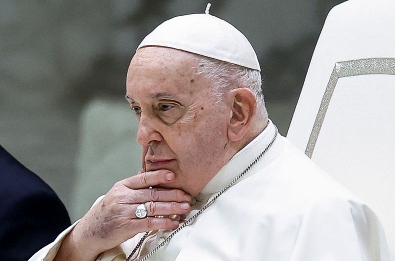 Le pape apparaît fatigué lors de son audience hebdomadaire