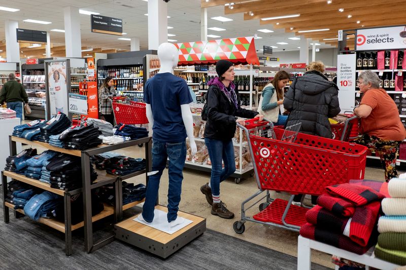 © Reuters. FILE PHOTO: Shoppers converge in a Target store ahead of the Thanksgiving holiday and traditional Black Friday sales in Chicago, Illinois, U.S. November 21, 2023.  REUTERS/Vincent Alban/File Photo