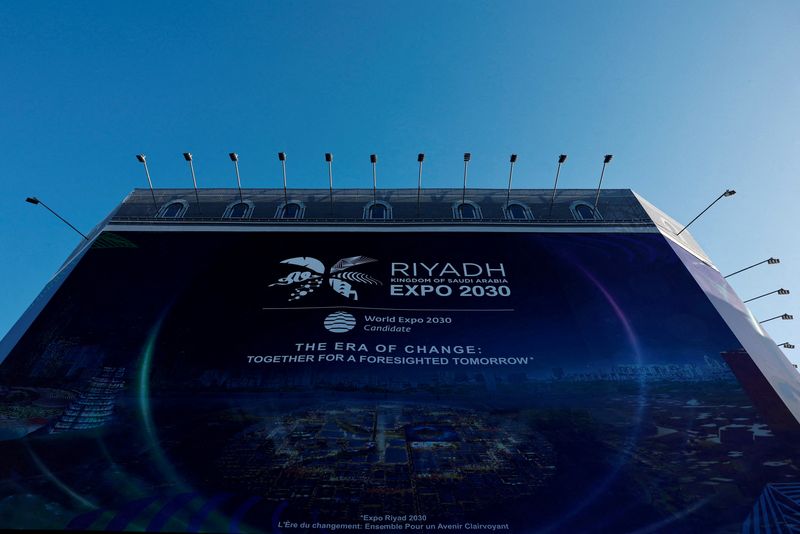 &copy; Reuters. FOTO DE ARCHIVO. Un enorme cartel anuncia Riad como candidata a sede de la Expo Mundial 2030, en París, Francia. 25 de noviembre de 2023. REUTERS/Gonzalo Fuentes