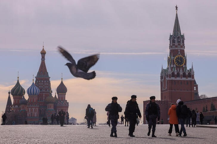 &copy; Reuters. Pessoas caminham na Praça Vermelha no centro de Moscou
 20/3/2023   REUTERS/Evgenia Novozhenina