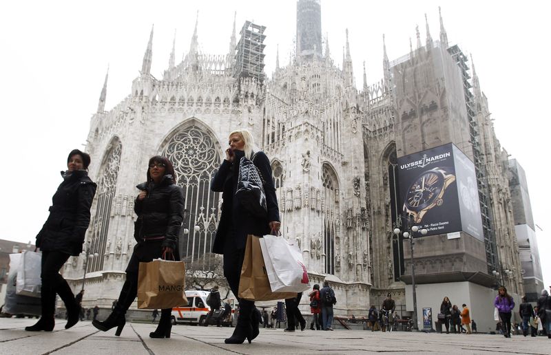 &copy; Reuters. Passanti davanti al Duomo nel centro di Milano l'11 gennaio 2013. Foto REUTERS/Alessandro Garofalo/File
