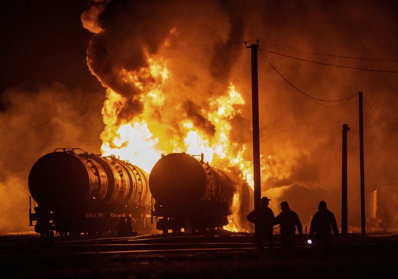 &copy; Reuters. Moradores observam caminhões-tanque incendiados após ataque a entroncamento ferroviário em Donetsk, região ucraniana controlada pela Rússia
31/10/2023 REUTERS/Stringer