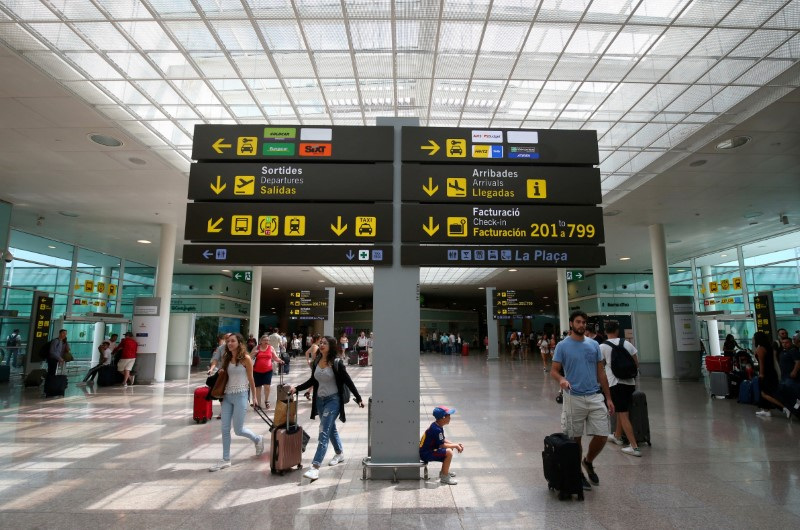 &copy; Reuters. FOTO ARCHIVO: Aeropuerto de Barcelona-El Prat, España 4 de agosto de 2017. REUTERS/Albert Gea