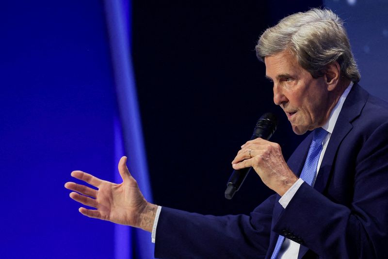 &copy; Reuters. FOTO DE ARCHIVO. El enviado presidencial especial de Estados Unidos para el clima, John Kerry, asiste a la Cumbre de directores ejecutivos del Foro de Cooperación Económica Asia-Pacífico (APEC) en San Francisco, California, EEUU, el 16 de noviembre de 