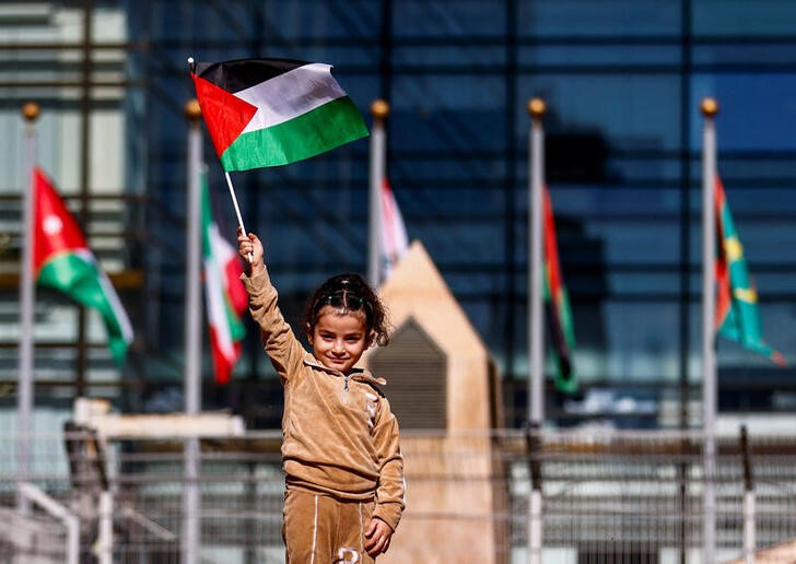 &copy; Reuters. Una niña ondea una bandera palestina durante una manifestación contra la guerra en Gaza en el Día Internacional de Solidaridad con el Pueblo Palestino, en Beirut, Líbano. 29 noviembre 2023. REUTERS/Yara Nardi