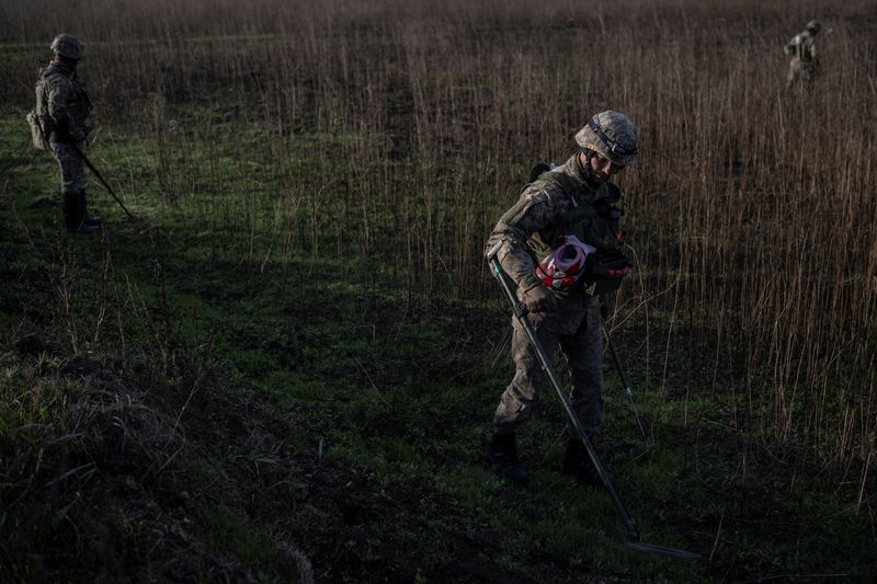 &copy; Reuters. خبراء متفجرات أوكرانيون يمشطون منطقة بحثا عن ألغام أرضية في منطقة خيرسون بأوكرانيا يوم التاسع من نوفمبر تشرين الثاني 2023. تصوير: فياتشسلاف ر